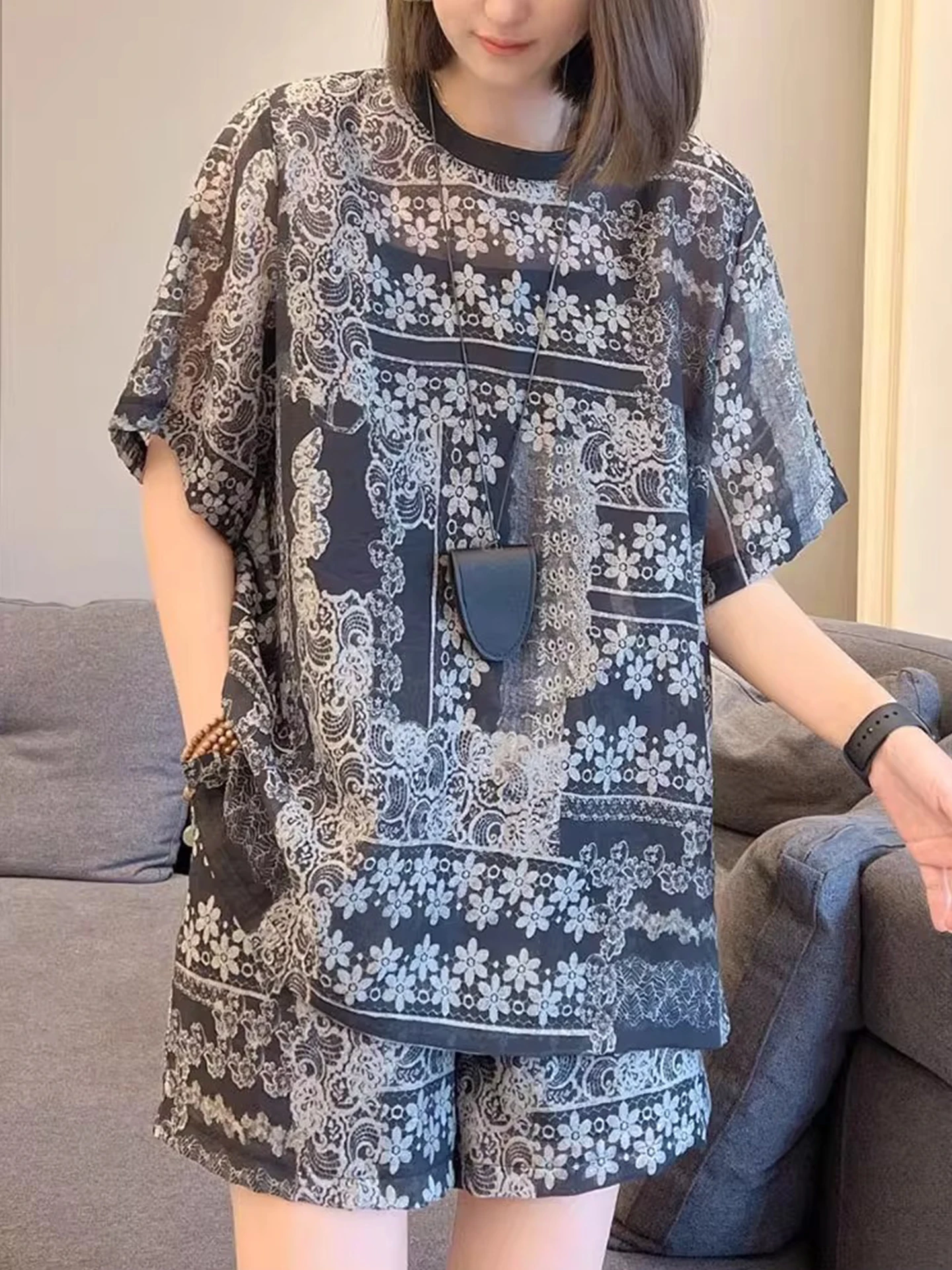 

Комплект спортивной одежды из ледяного шелка свободного кроя для женщин: футболка с коротким рукавом и шорты, повседневный летний наряд из двух предметов с ретро-принтом в виде денег