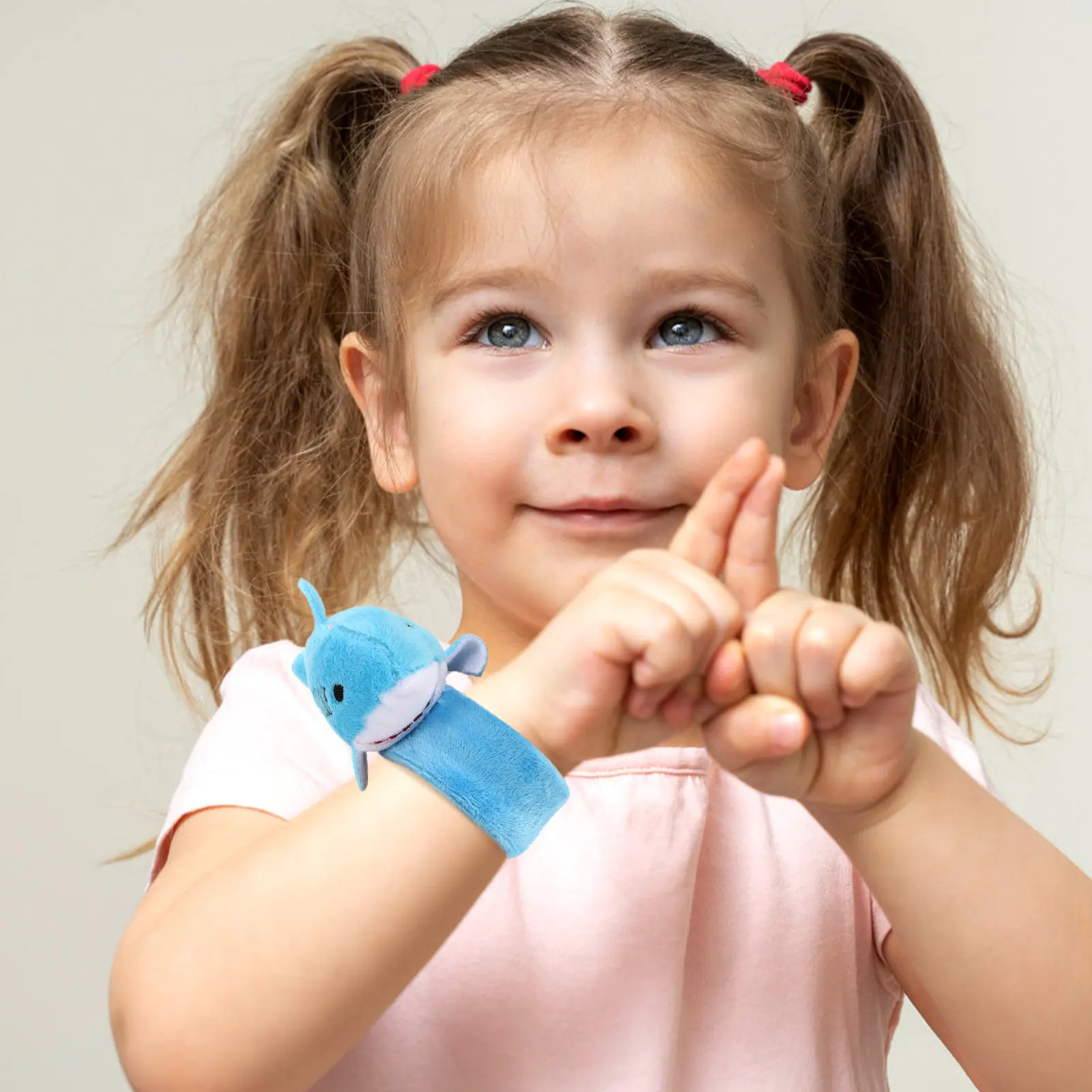 

2 шт. браслеты-шлепки в виде акулы, мягкие и эластичные, для детей, сувениры для вечеринок, подарки на Хэллоуин и день рождения, мультяшные браслеты-защелки