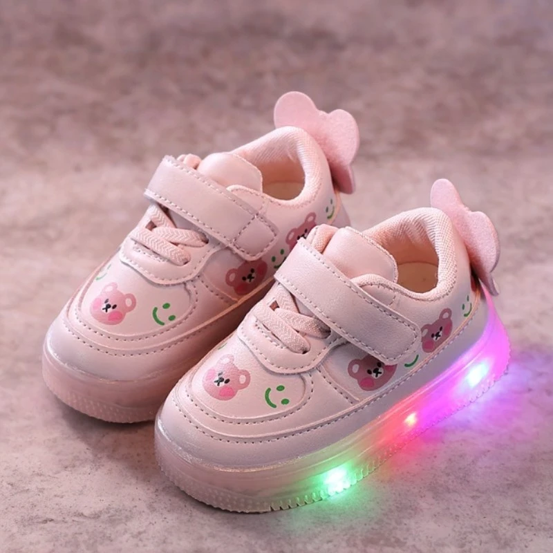 

Весенние повседневные кроссовки со светодиодной подсветкой Disney, уличная обувь с героями мультфильмов, детская нескользящая белая обувь с подсветкой из искусственной кожи с медведем, размер 21-30