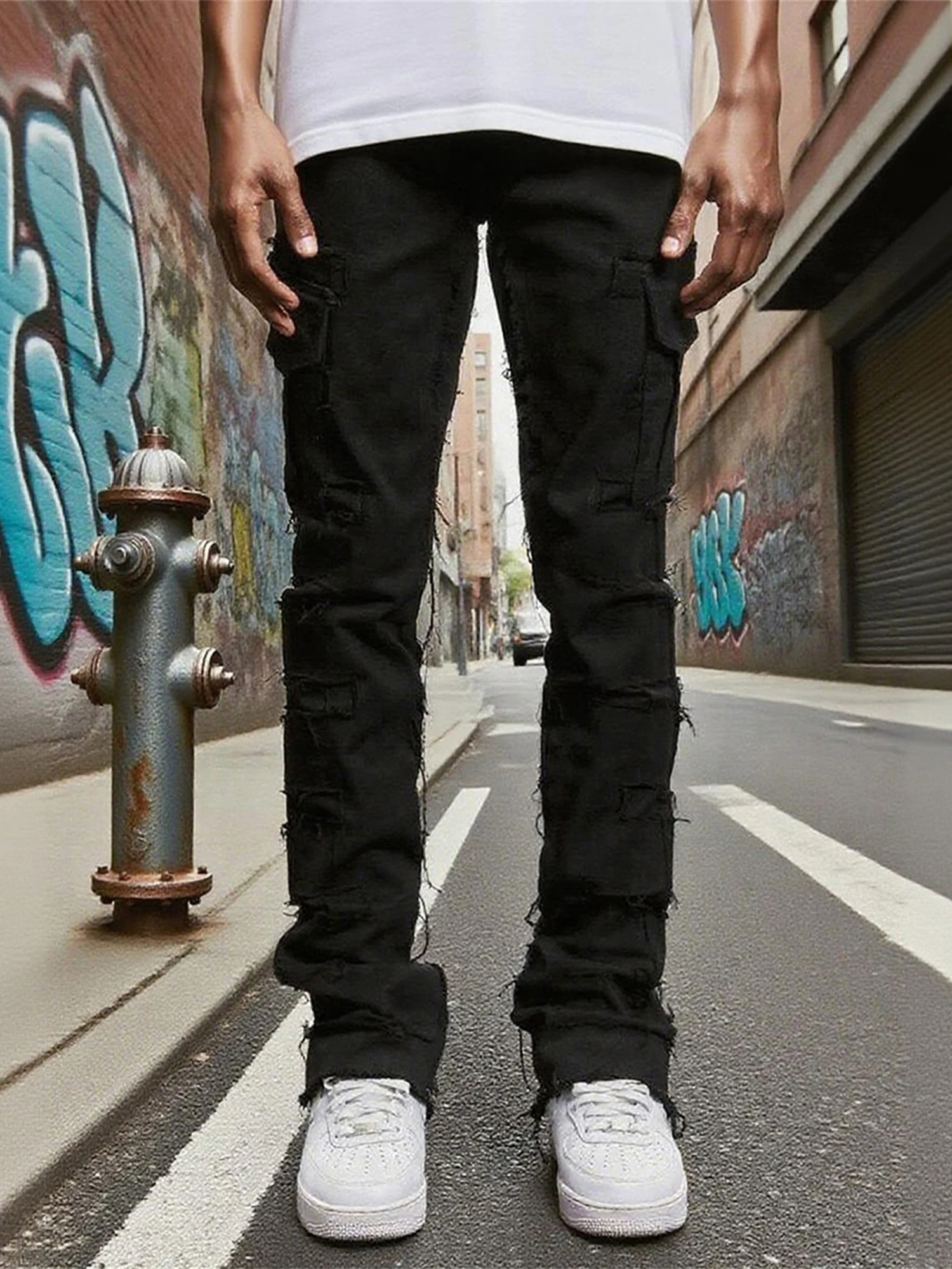 

Мужские потертые джинсы со стильными боковыми карманами для модной уличной одежды. Весной и летом.