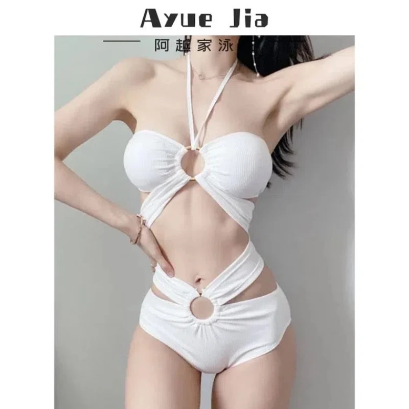 Costume da bagno intero femminile Halter dimagrante 2025 Nuovi seni piccoli caldi raccolti per ammollo nel costume da bagno Pure Desire Hot Spring