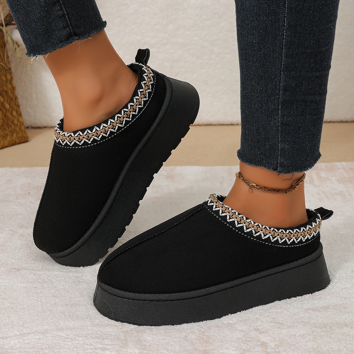 Autumn and Winter Solid Color Women's Short Boots, Warm Snow Boots, Large Size Fashionable Retro Style Women's Cotton Shoes
