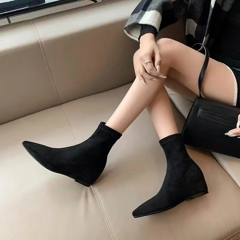 

Four Season New Light Luxury Retro Style Temperament Pointed Boots for Women's Niche Design Sleeve Fashionable Boots 2026