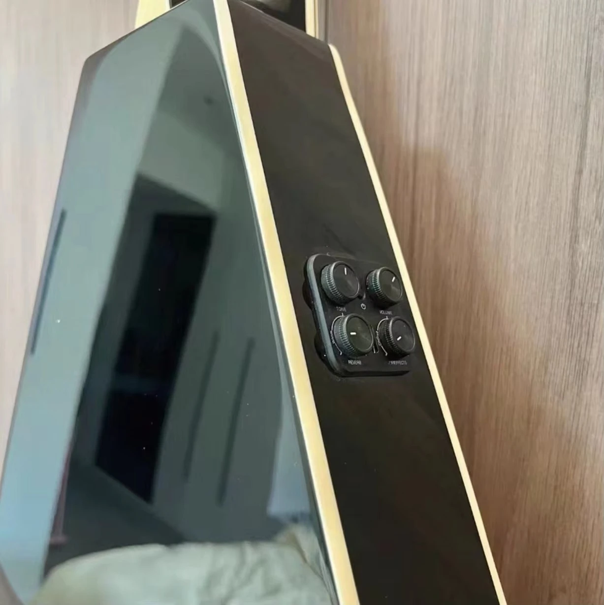 Guitarra de viagem eletroacústica de abeto maciço de 32 polegadas de alta qualidade com captador de vibração para uso musical