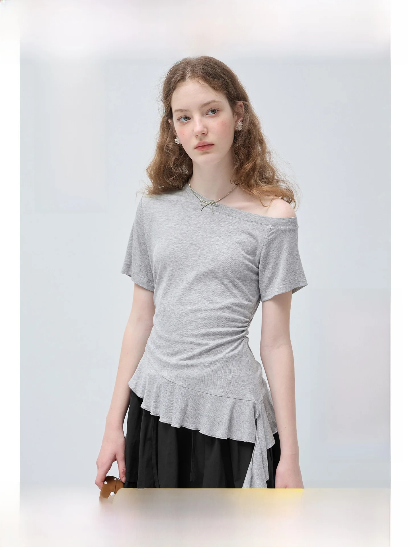 

Женская футболка больших размеров серого цвета с асимметричным плечом, коротким рукавом, приталенным силуэтом, в повседневном стиле, летняя новинка