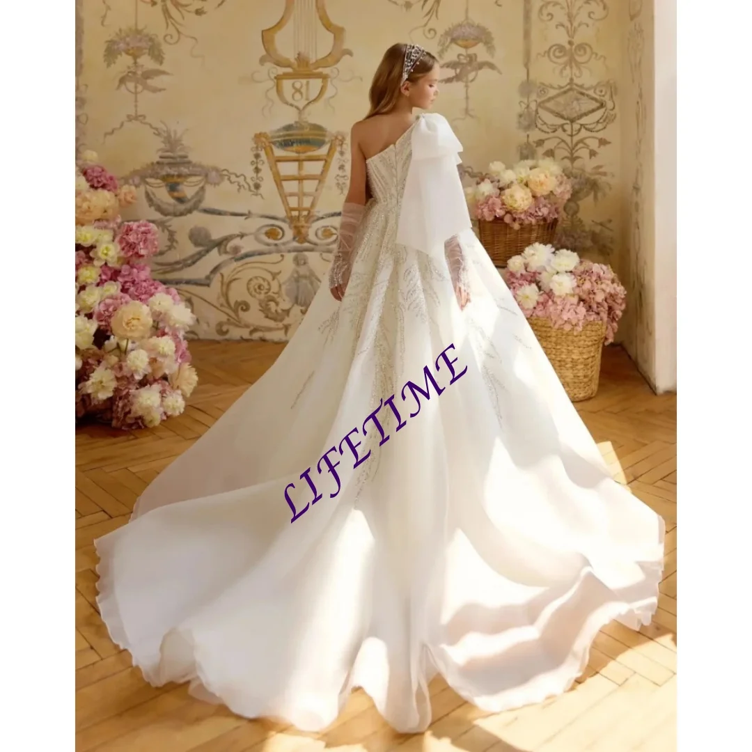 Wykwintne sukienki dla dziewczynek sypiących kwiatki, z jednym ramieniem, kokardą, zdobione koralikami, sukienki na przyjęcie urodzinowe, linia A, sukienki bankietowe, sukienki na Pierwszą Komunię Świętą, szyte na miarę.