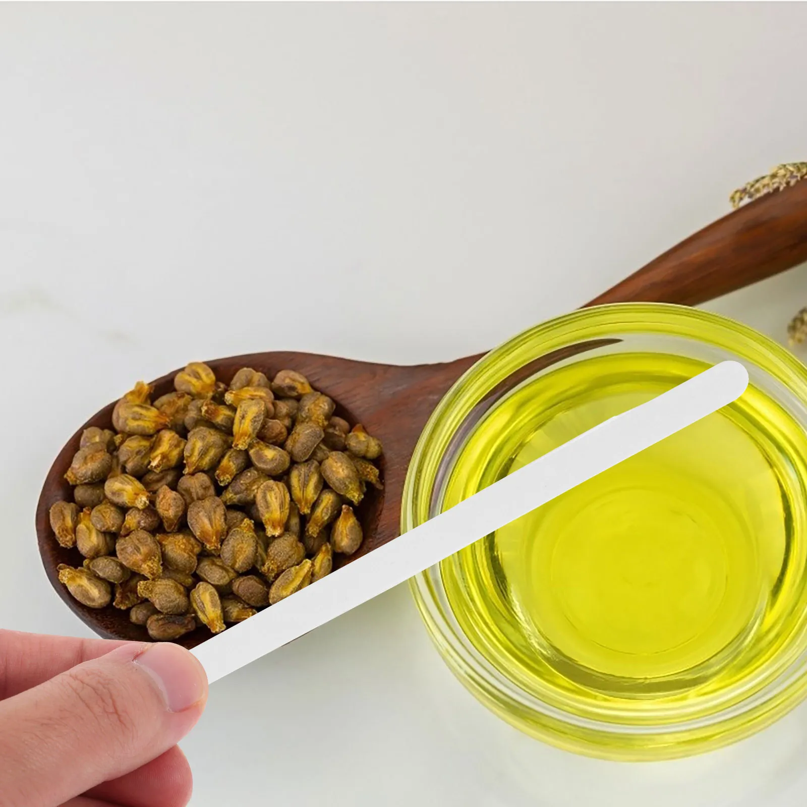 

100Pcs Perfume Testing Paper Strips Fragrance for Essential Oils Aromatherapy Portable Professional Scent