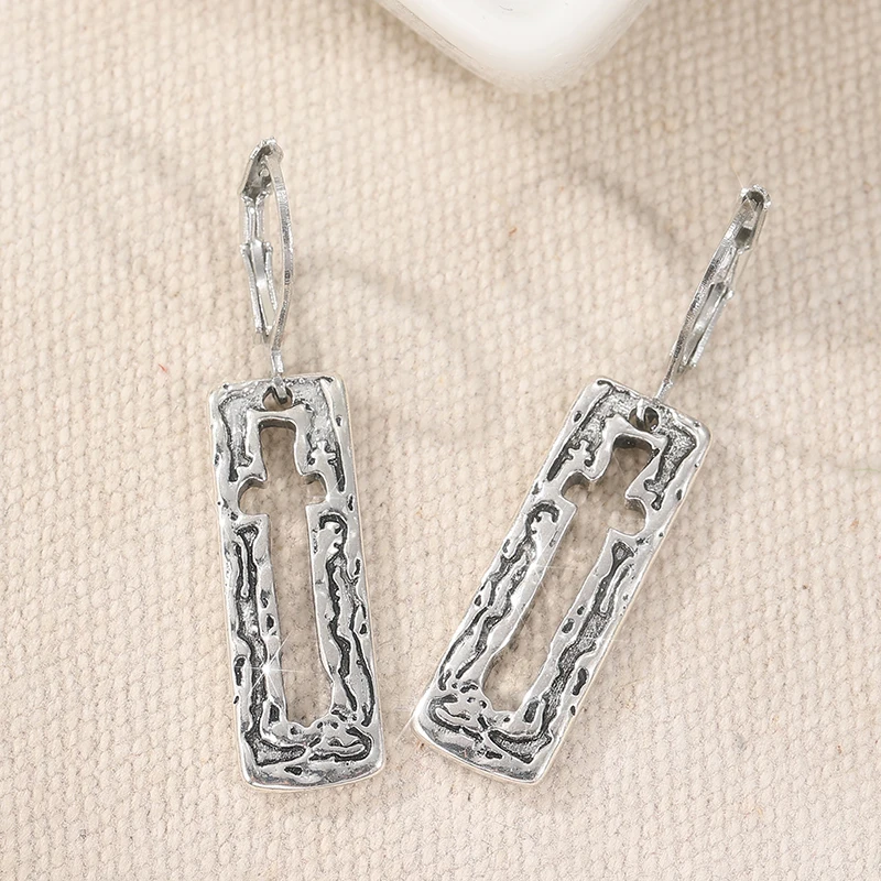 Vintage Silberfarbene Kreuz-Ohrhänger für Damen Metall Handgeschnitzte Quadratische Ohrringe für Tägliches Tragen – Detail 2