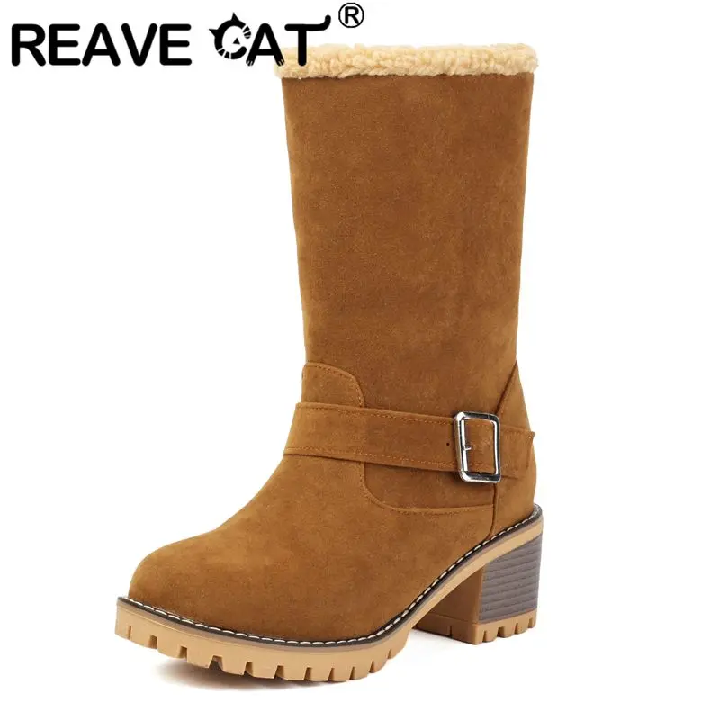 

REAVE CAT 2025 Женские сапоги до середины икры с круглым носком на блочном каблуке 5,5 см без шнуровки с пряжкой ремня 41 42 43 Повседневные повседневные ботильоны