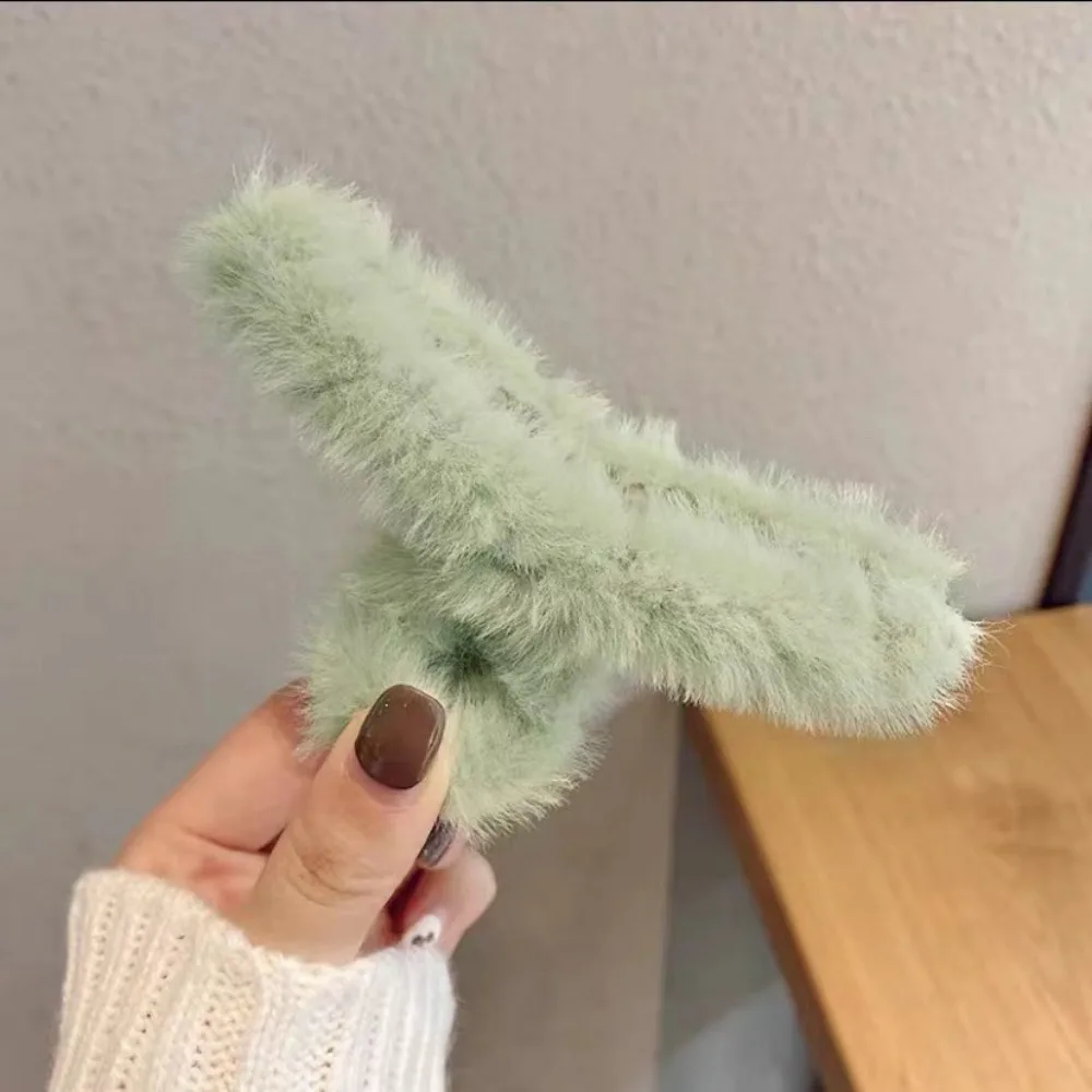 Winter Faux Fur Hair Claws for Women Elegant Acrylic Crab Barrette Hairpin Girls Hair Accessories Furry Headwear Hair Claw Clip
