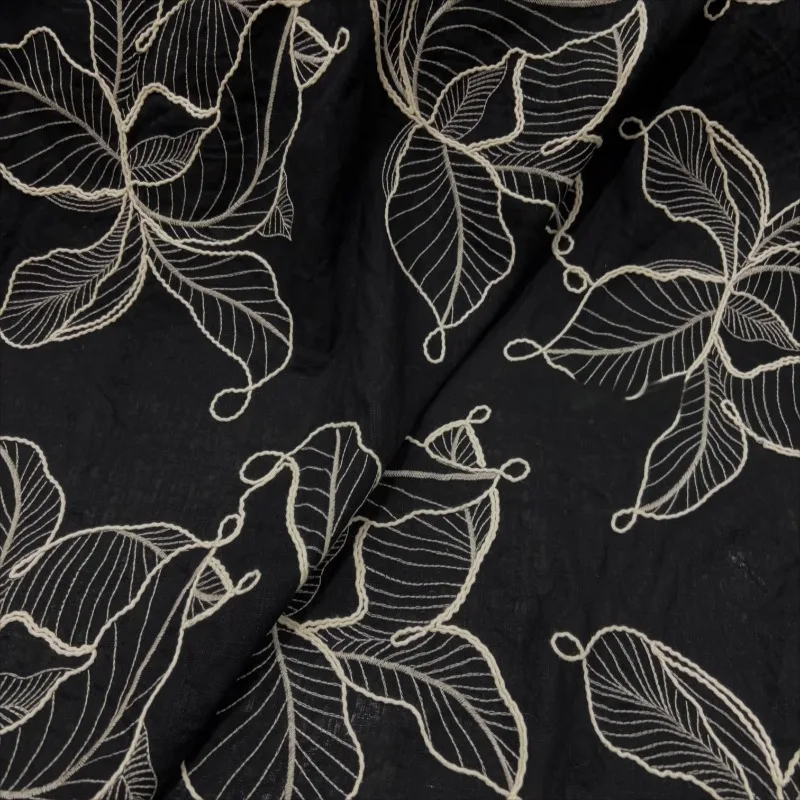 

Черная льняная ткань с бежевым геометрическим узором и вышивкой крупными цветами, дышащий материал ручной работы для платья-ханьфу/блузки