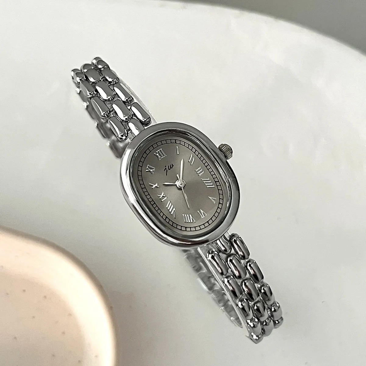 Ladies' Watches: Simple, Niche, High Aesthetic, Artistic, Versatile Oval-Shaped Female Fashionable Quartz Clock Wristwatches image 4