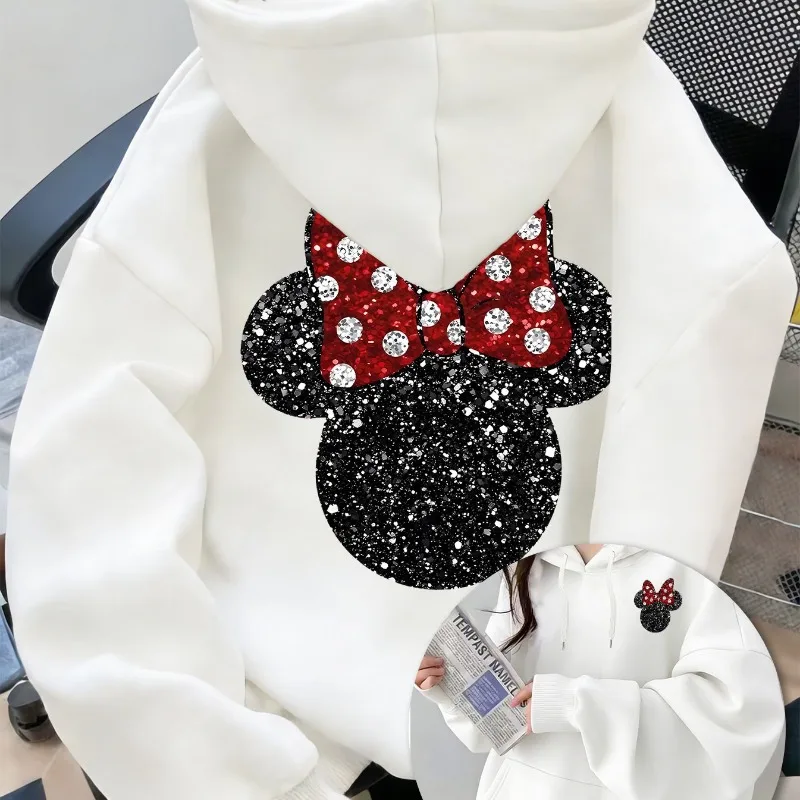 

Компания Disney разрешает Минни носить повседневную и модную толстовку с красным бантом и блестящими точками, подходящую как для мужчин, так и для женщин.