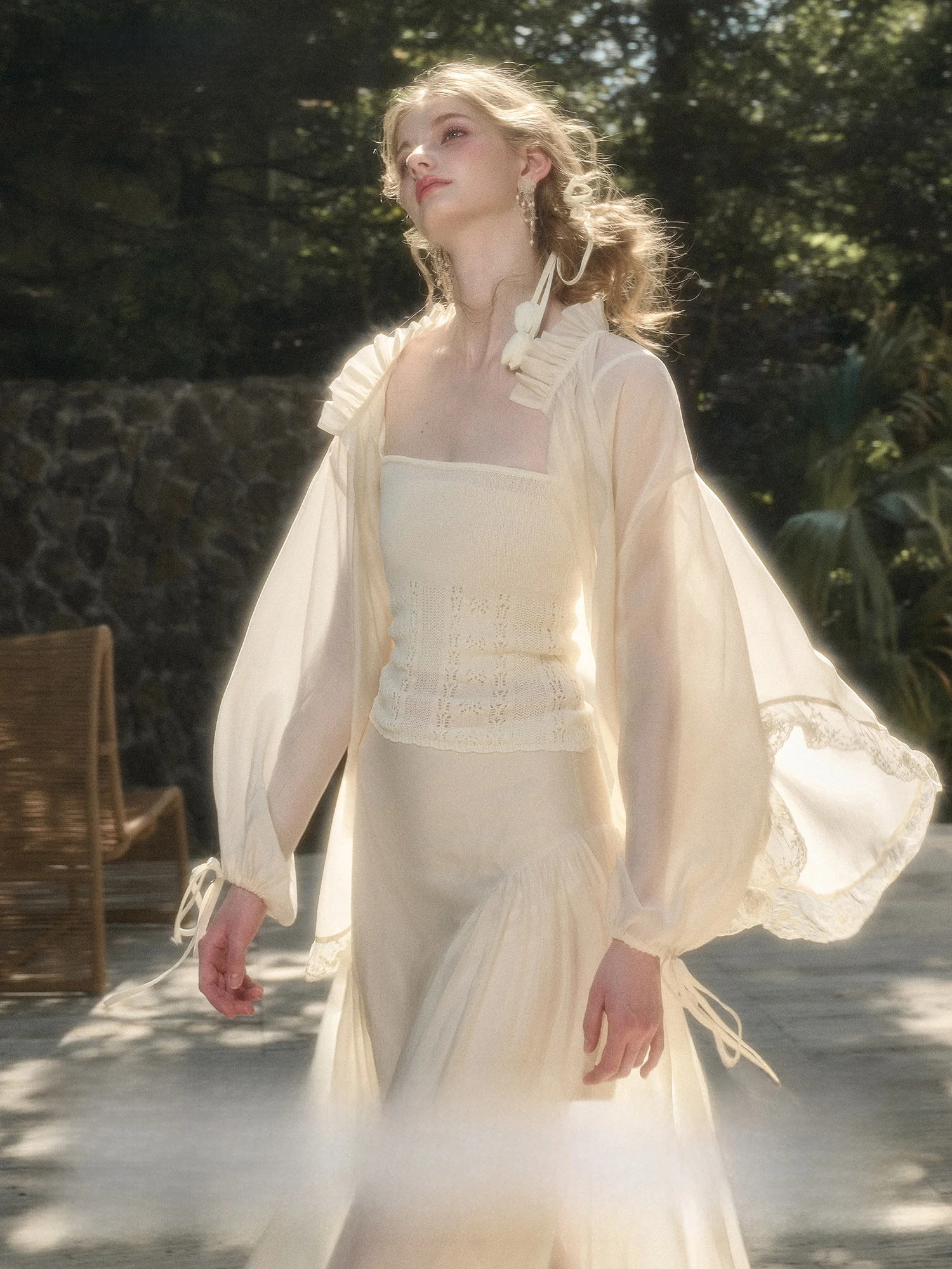 

Женская блузка-жакет Galaxy Eternal "Clouds" из воздушной ткани с кружевом, воротником-рюшами, свободного кроя, с длинными рукавами