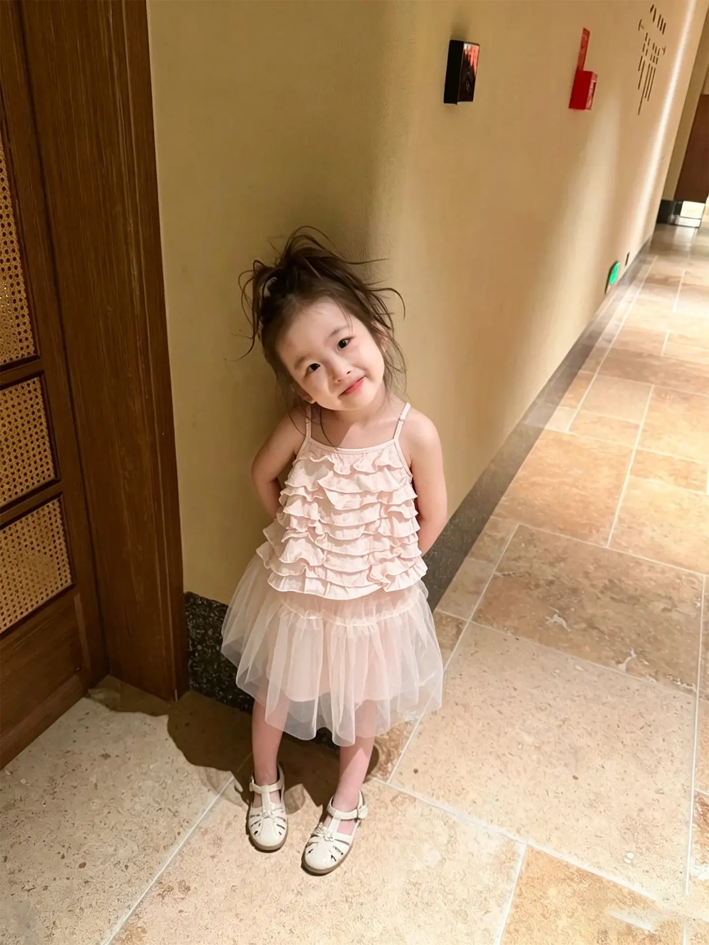 completo-estivo-per-bambina-2026-nuovo-leggero-con-spalline-a-strati-gonna-a-mezza-lunghezza-versatile-set-due-pezzi-casual