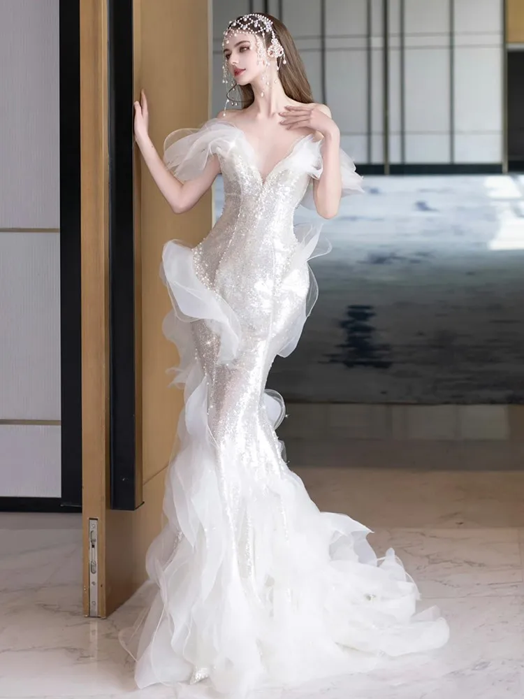 Un nuovo abito da sposa di lusso leggero monospalla con coda di pesce per banchetti