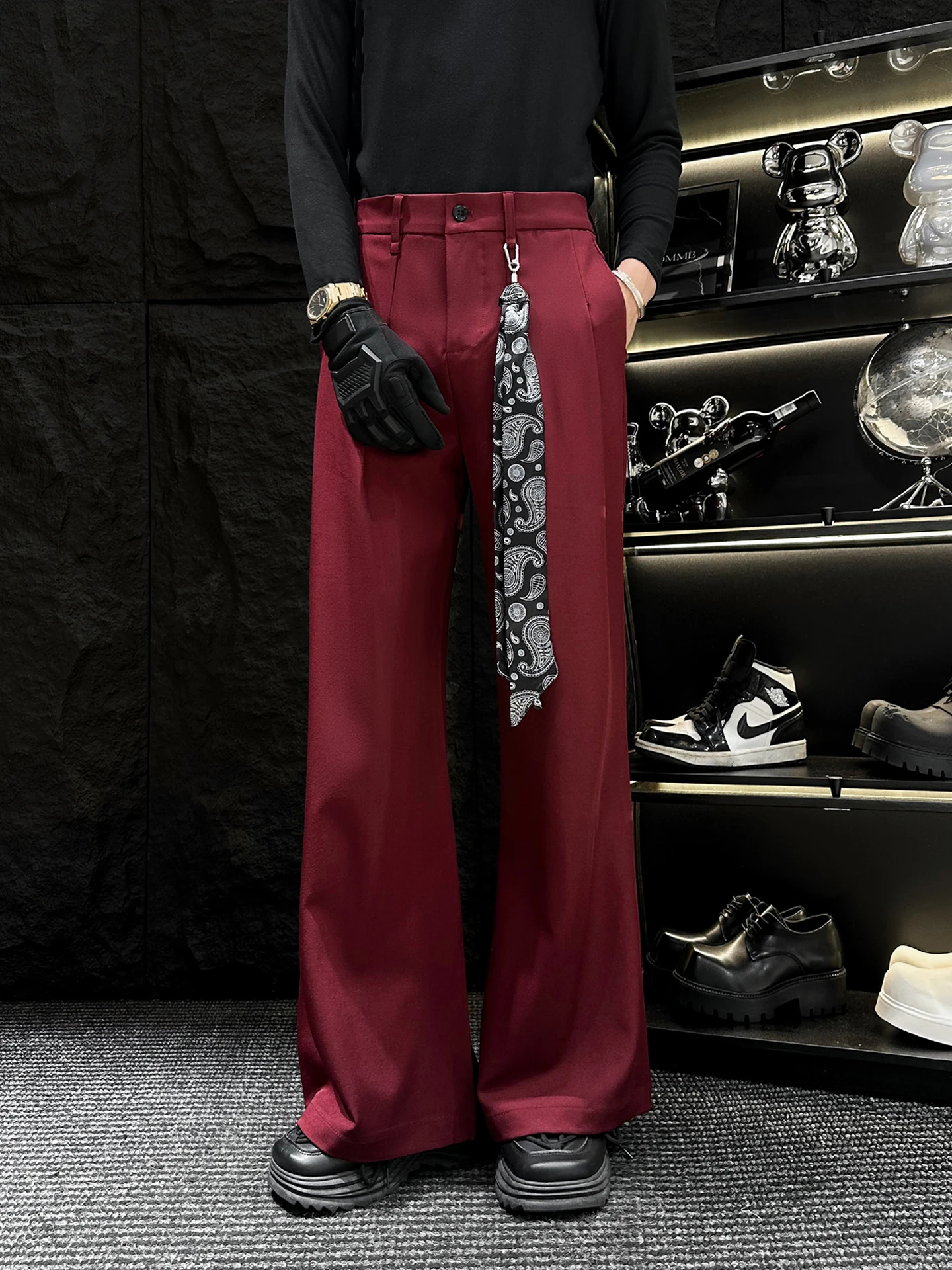 

Красные мужские брюки-костюмные с широкими штанинами, свободного кроя, с легким клешем, с декоративным шелковым шарфом, повседневные, молодежные, из весенней коллекции