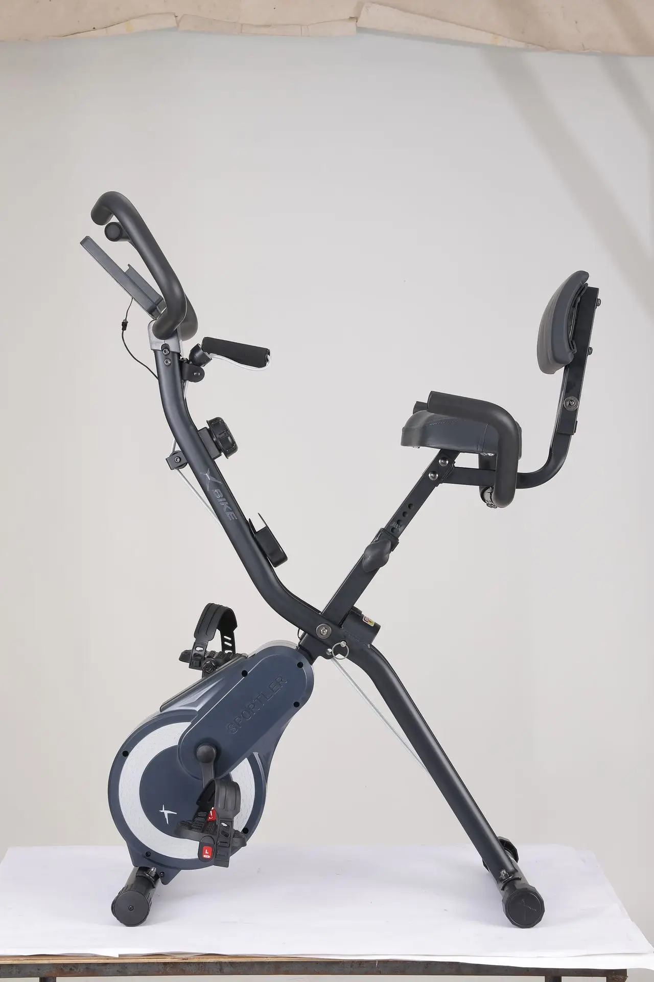 

Upright Indoor Cycling Exercise Bike with Magnetic Resistance, Foldable Fitness Trainer Made of High-Quality Steel