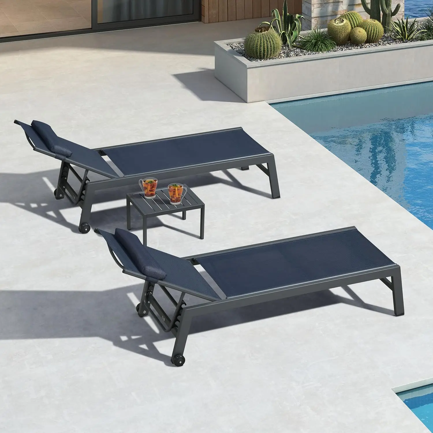 

Комплект из 3 алюминиевых шезлонгов для патио с регулируемым столиком, колесиками и подушками для загара у бассейна, темно-синий, на заказ