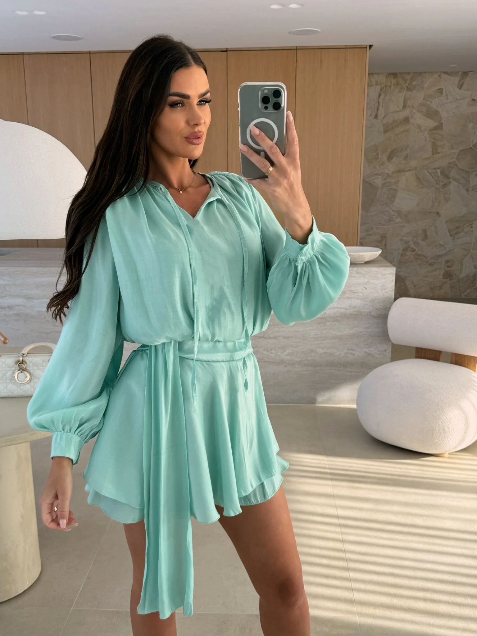 2025 Mini abito da donna in vita a maniche lunghe con scollo a V tinta unita