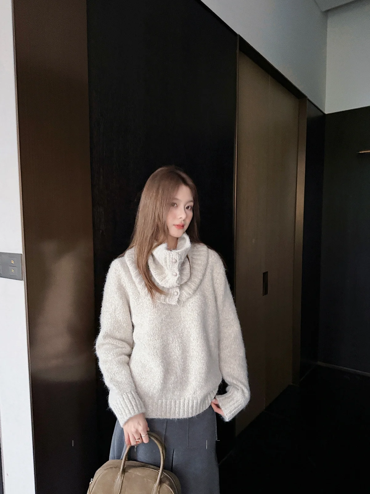 

Утепленный осенне-зимний женский вязаный свитер Yang Pao Pao, белый, с отстегивающимся шарфом-накидкой на груди, длинный рукав