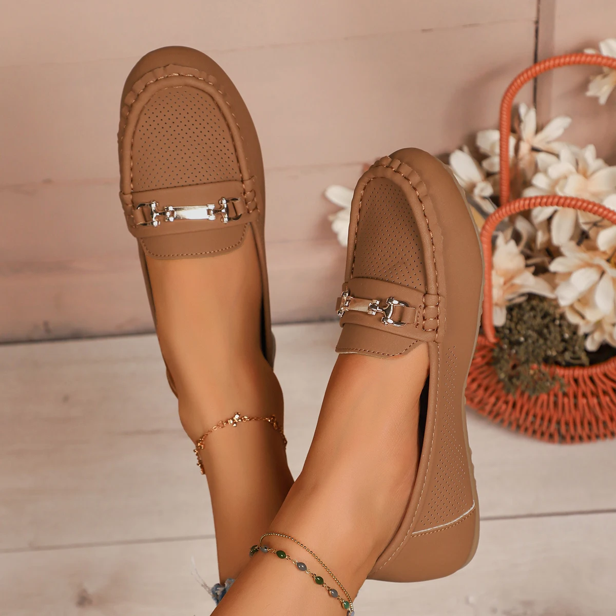 2026 New Women's Outdoor Casual Non-Slip Flat Shoes Spring and Summer Fashion Metal Chain Decorated Slip-on Low-top Shoes