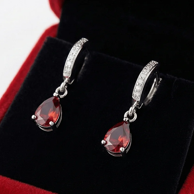 

1 пара серег в форме капли с синтетическим муассанитом гранатово-красного цвета, 0,5 карата. Классический дизайн.