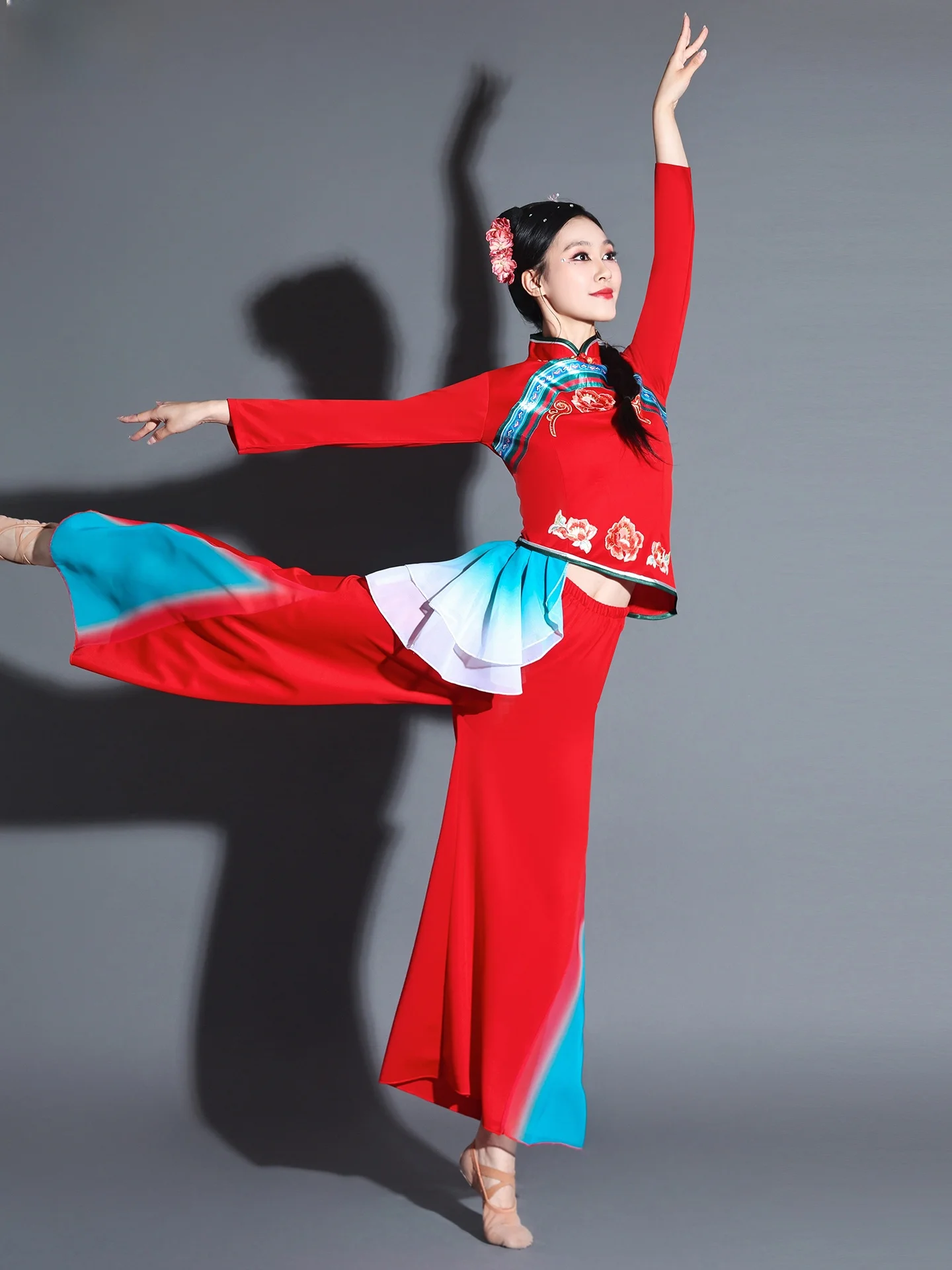 

Новый женский костюм для классических танцев 2026 года, наряд для выступлений в стиле Янгэ из Северо-Восточного Китая, праздничный костюм для ансамбля с квадратными барабанами