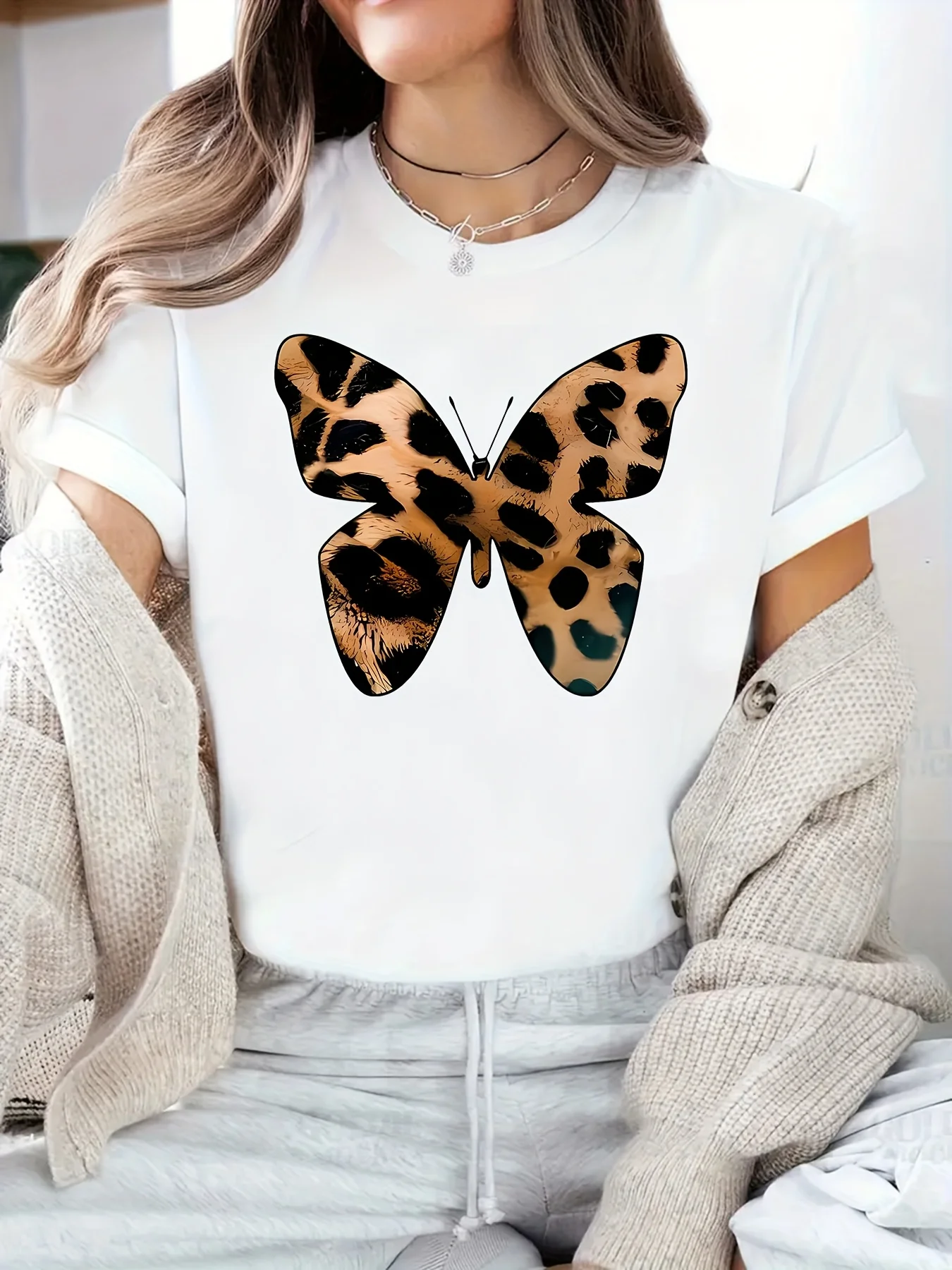 

Женская футболка с рисунком леопардового бабочки, мягкая удобная повседневная футболка с коротким рукавом и круглым вырезом, со смелым дизайном с леопардовым принтом