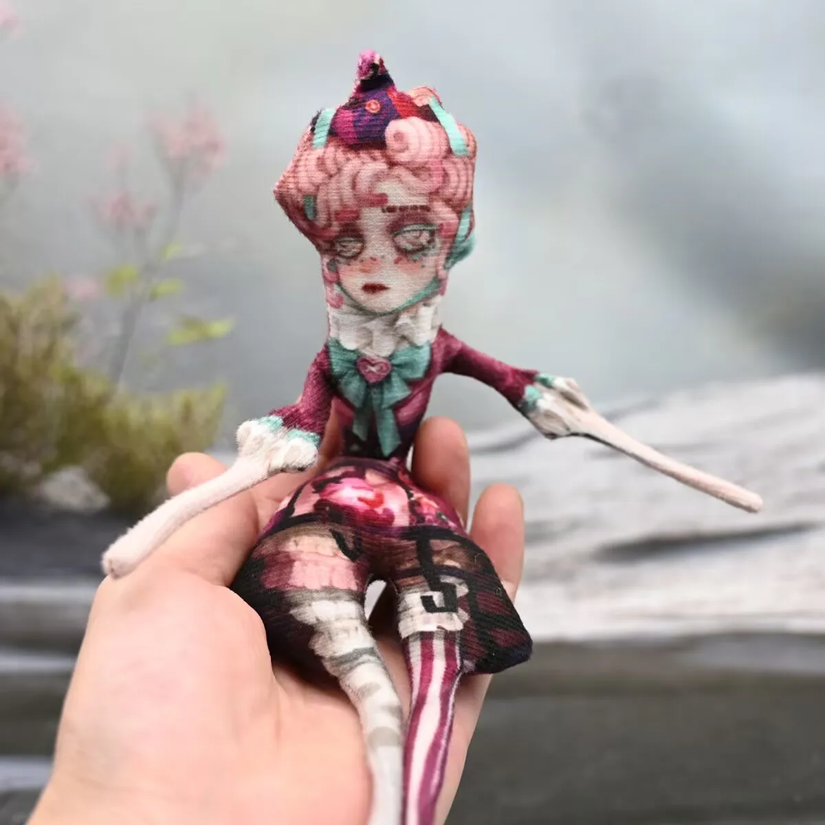 "الهوية الخامس"، "تنورة الرمان ملكة جمال فتاة صغيرة"، دمية تجريدية لصانع الأزياء ملكة جمال استراحة الشاي، نشاط هيكل عظمي لليد والقدم