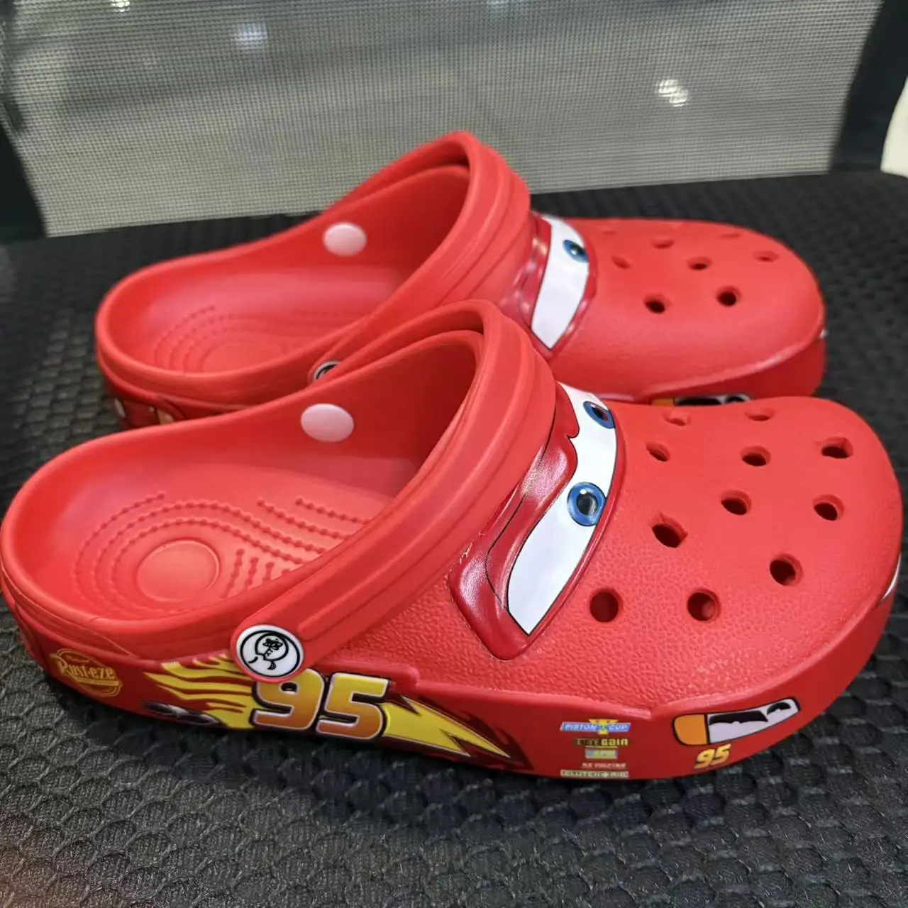 รองเท้าแตะกันน้ำลายการ์ตูนดิสนีย์ แมคควีนส์ พิกซาร์ สไตล์ลำลอง ระบายอากาศได้ดี แบบรัดข้อเท้า ทำจากวัสดุ EVA เหมาะสำหรับใส่กลางแจ้ง เป็นของขวัญ