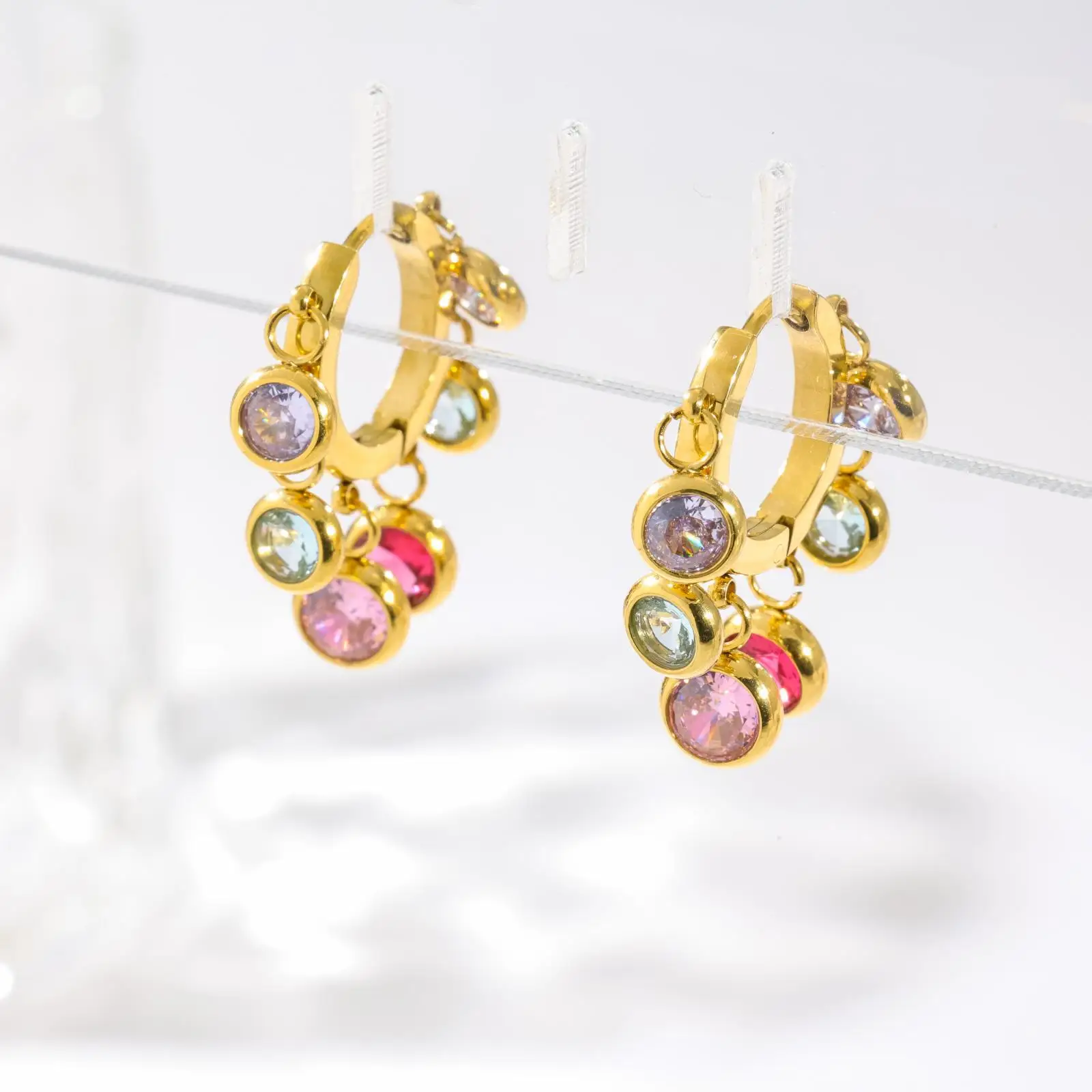 Edelstahl-Ohrringe mit bunten Zirkonia-Steinen für Damen, exquisite Ohrringe mit Strasssteinen und Metalltextur, ideal für Hochzeiten und Partys.