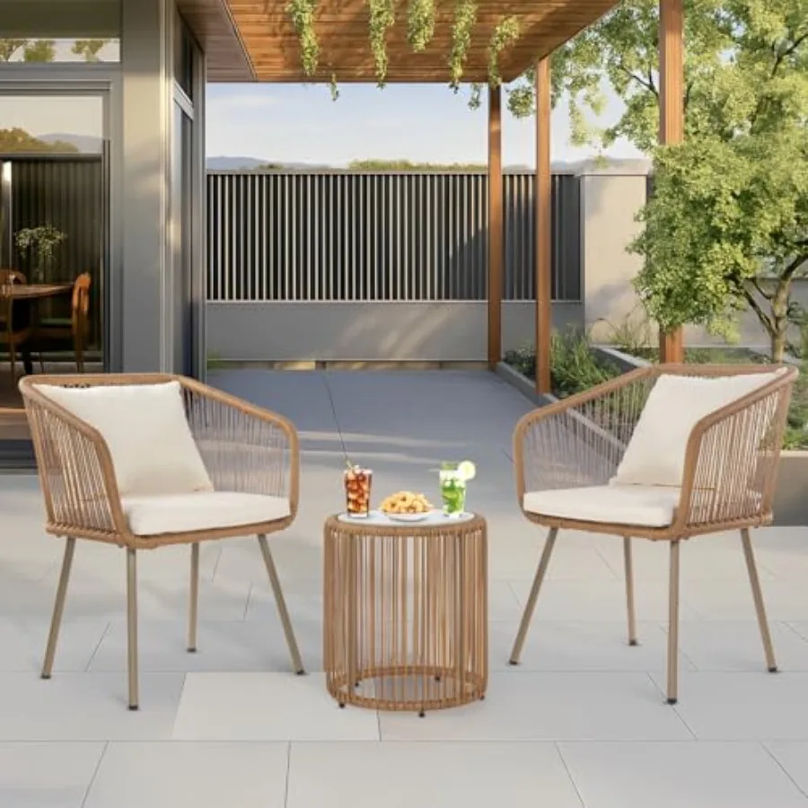 مجموعة أثاث الفناء المكونة من 3 قطع مع تصميم PE Rattan Bistro للاستخدام الخارجي تتضمن كراسي مبطنة مع وسائد قطنية من الزجاج إلى