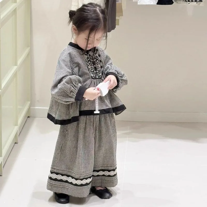 

Осенний наряд для девочек, новый комплект 2025, стильная рубашка с французской кружевной вышивкой для девочек, детские широкие брюки в стиле ретро