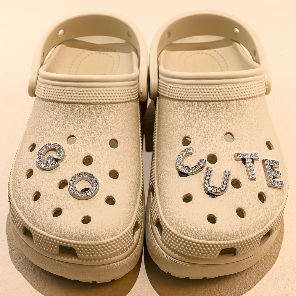 1 Stück silbrige Buchstaben, luxuriöse Schuhanhänger, Alphabet, Schuhdekorationen, Anstecknadeln für Gartensandalen, Frauen und Mädchen, glitzernde Geschenke – Detail 5