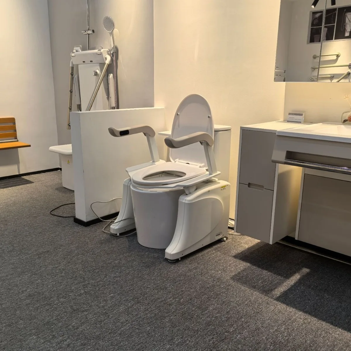Smart electric adjustable lift toilet holder, suitable for the elderly, pregnant women