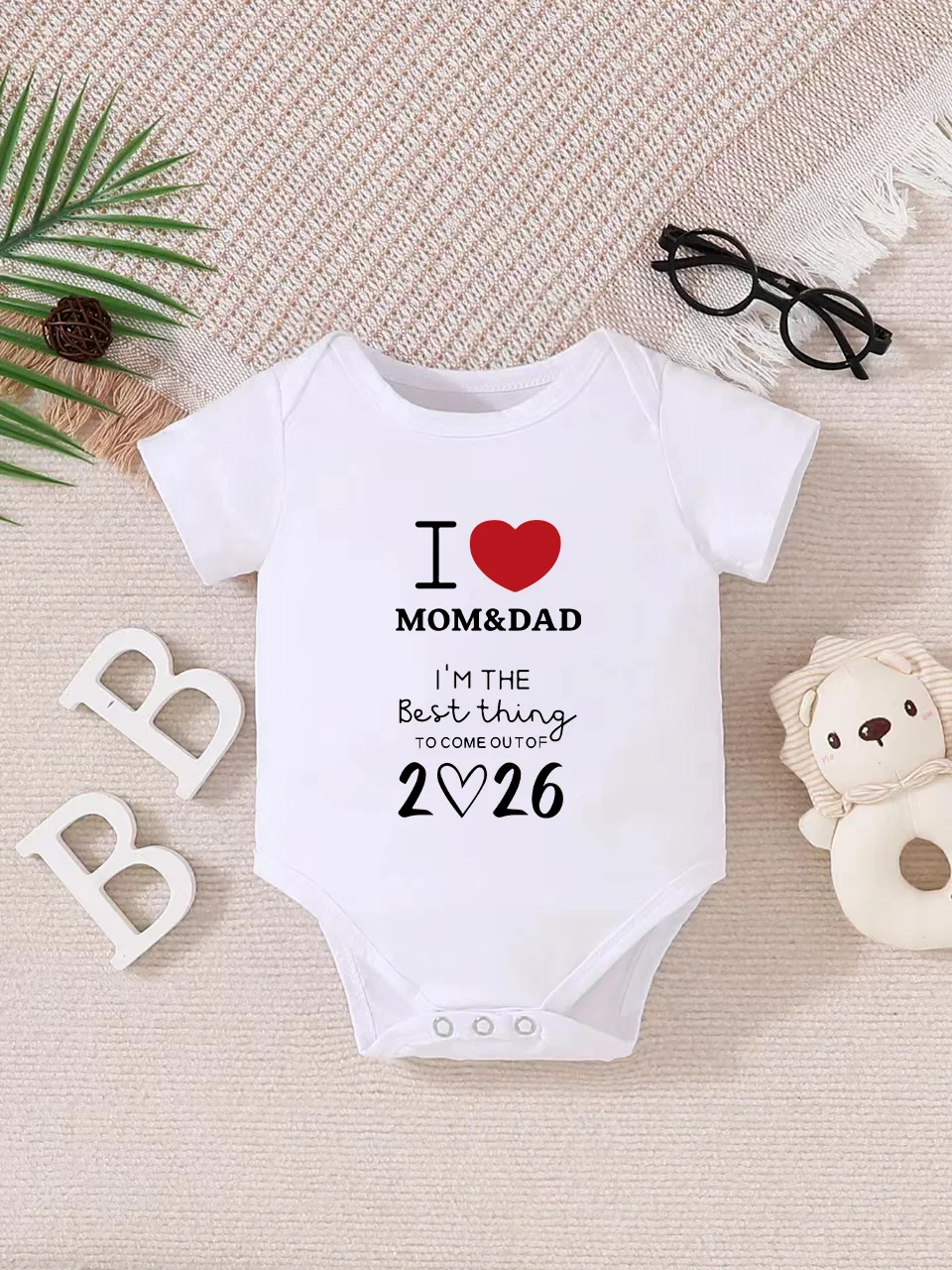 Baby short-sleeved triangle bodysuit, fun letter print, button design, easy to care for, suitable for new parents.
