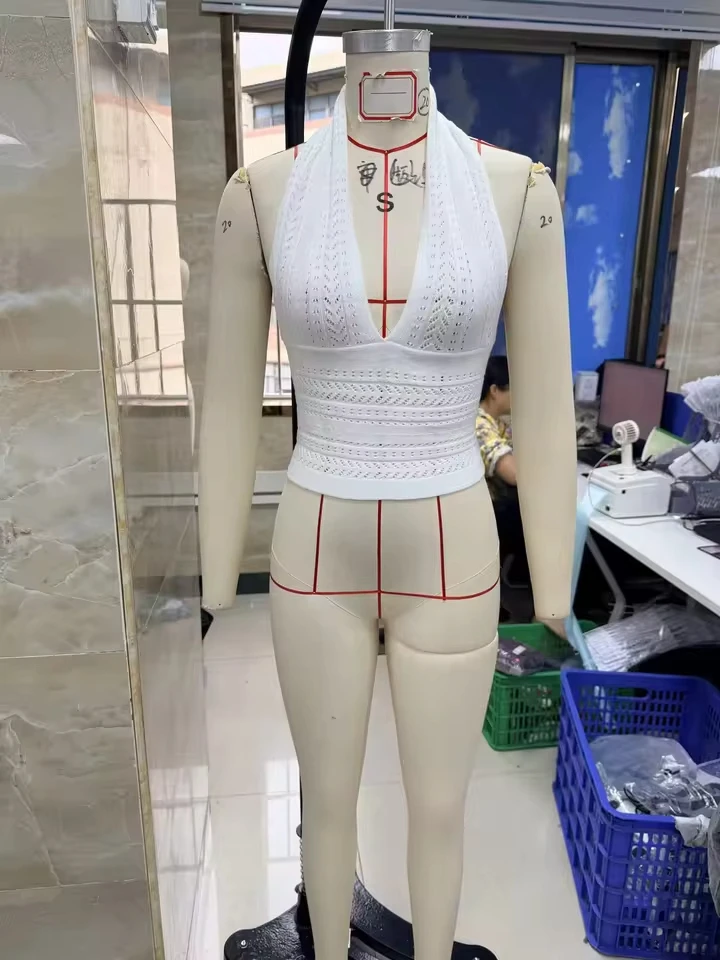 Women's Knitted Halter Tops Stylish Solid Color Eyelets Detail  Backless Sleeveless V Neck Vest Boho Beach Outfits ﻿