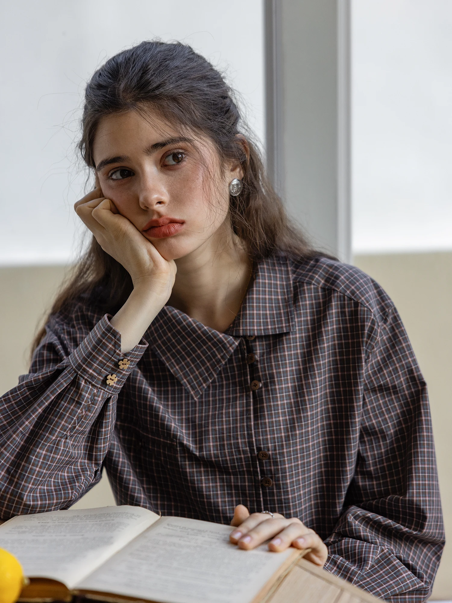 

Женская блузка Dailyart Plaid Galaxy Control Water Wa с асимметричным воротником, длинными рукавами, эффектом хлопка и свободным кроем во французском стиле