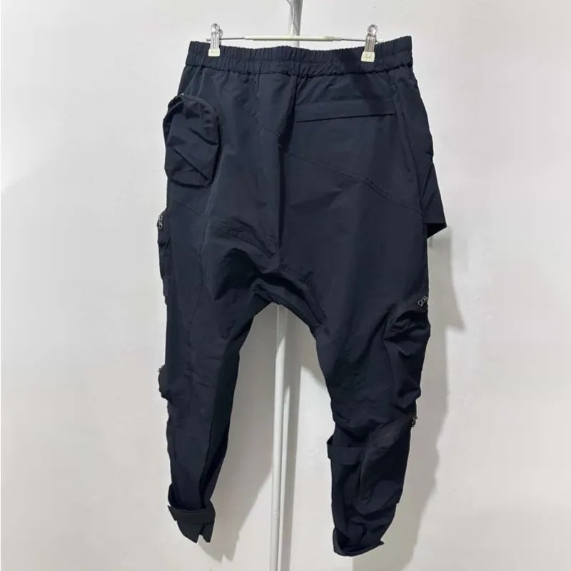 HKSH 2026 Spring New Men Waste Land Asymmetric Deconstruction Strap 3D Design Pocket Cotton Safari Style Dark Cargo Pants HK4202
