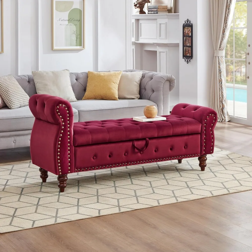 Samt-Aufbewahrungsbank, Aufbewahrungsbank am Ende des Bettes mit gerollter Armlehne, Ottomane für den Eingangsbereich mit Nagelkopfbesatz und Knopfheftung, Stauraum