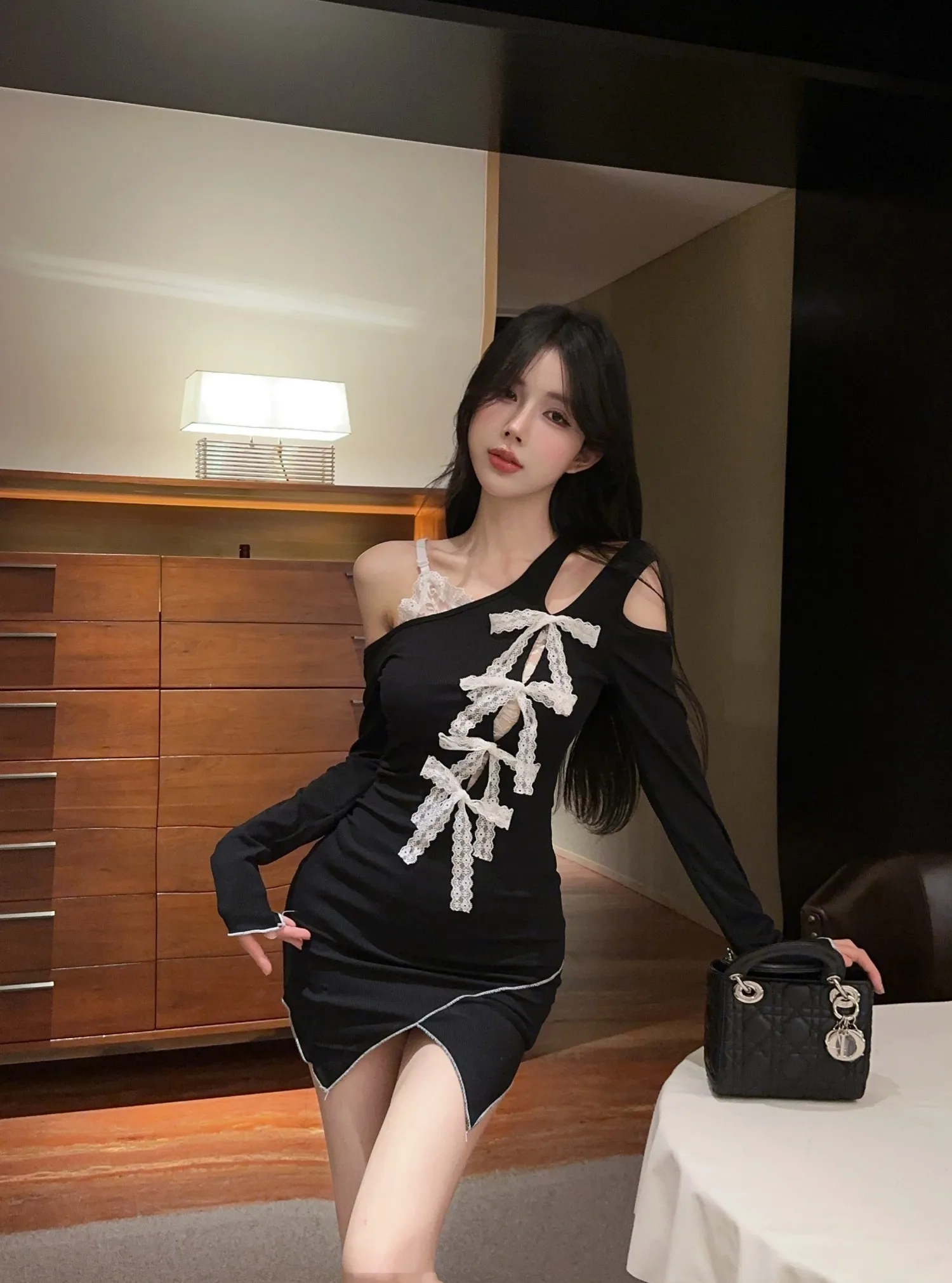 Moda francese Scheming nero scava fuori abito con bretelle fiocco in pizzo stretto aderente aderente mini abiti irregolari nero Y2K abbigliamento