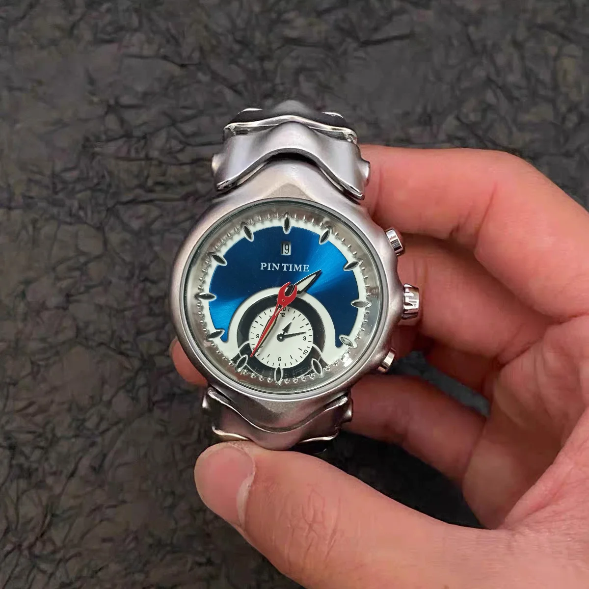 A Two Tone Dial Men's Watch with a Y2K Unique Design Retro and High-End Alloy Strap, a Fashionable Watch Male Clock view 6
