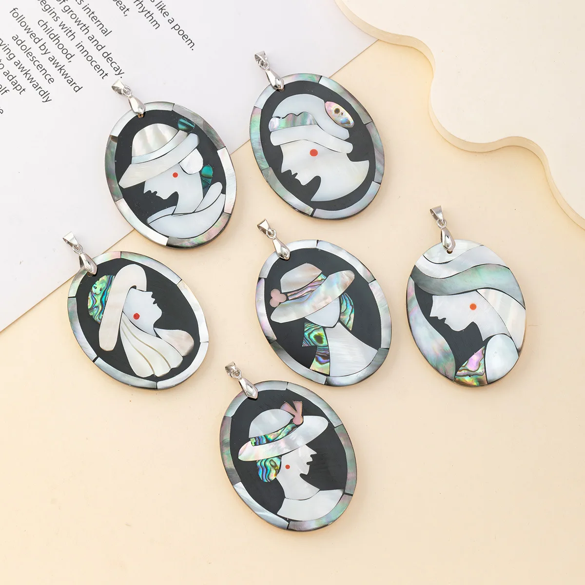 Handmade with imported shells and foreign queen motifs Black Shell Abalone shell Pink shellfish