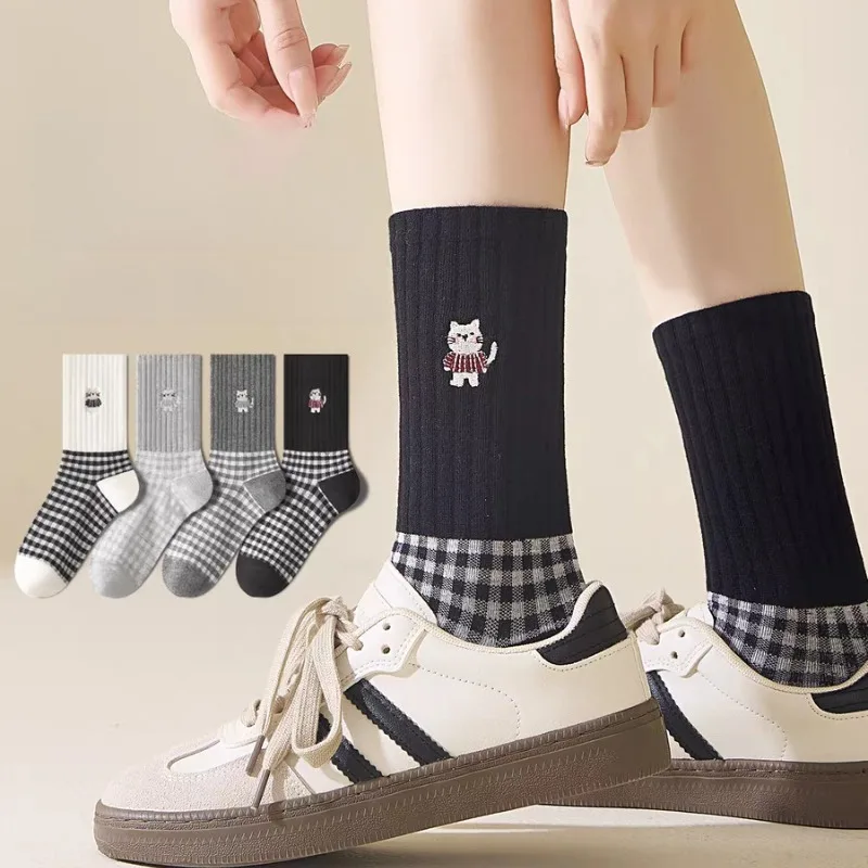 Karierte Damensocken mit Cartoon-Katze, weiche Baumwollsocken mit mittlerer Wade, erhältlich in Grau, Schwarz, Weiß für Frühling und Herbst im lässigen Stil