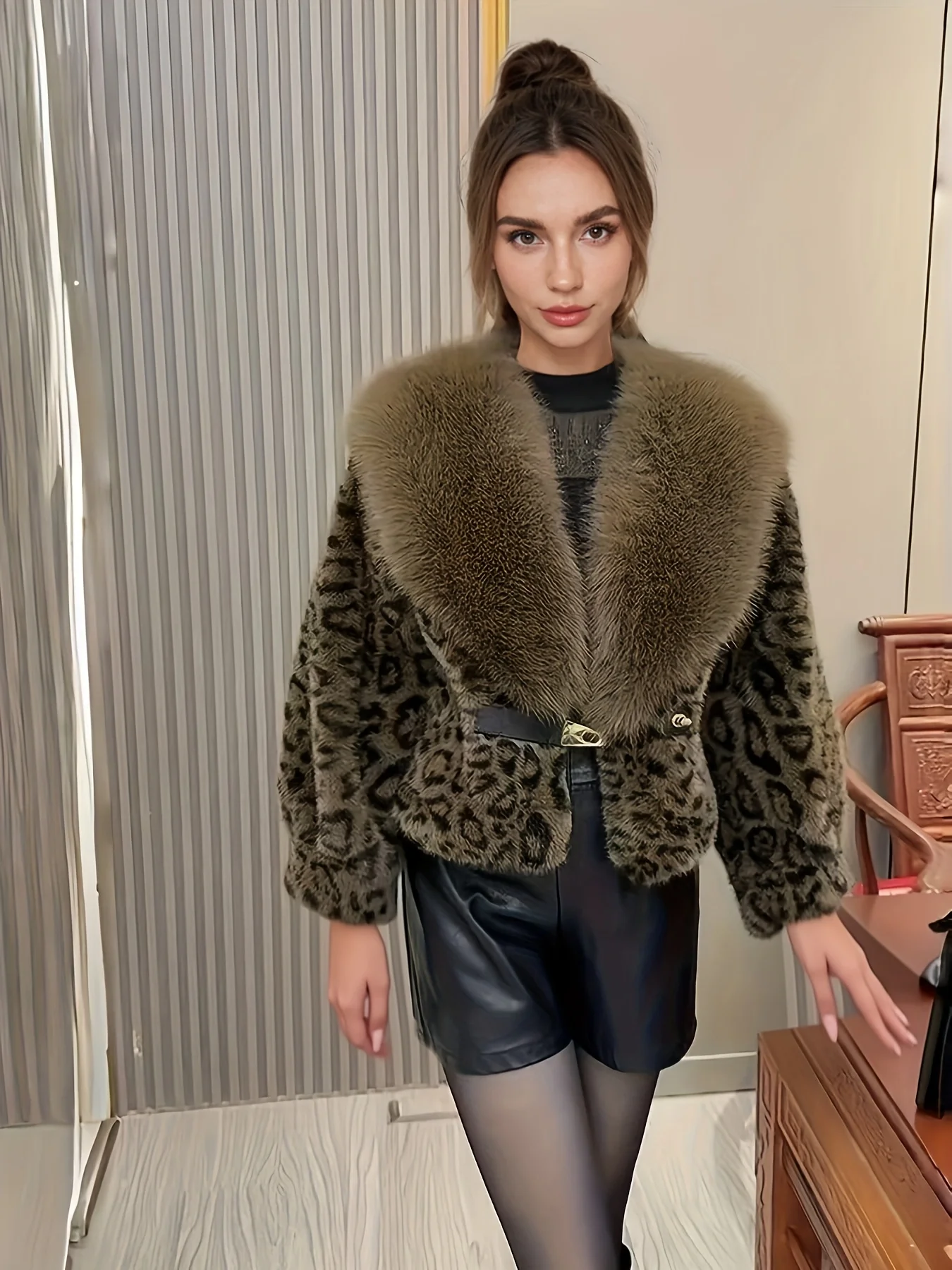 معطف فرو صناعي أنيق جديد مع زخرفة من الفرو الصديق للبيئة - سترة شتوية قصيرة للنساء، عصرية وأنيقة