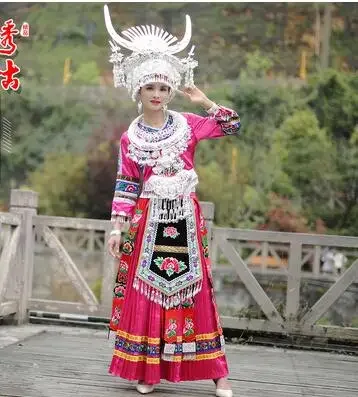 Chińska sukienka Hmong Damska tkanina festiwalowa Tradycja Wiosenna róża Czerwona tradycja Haft Miao