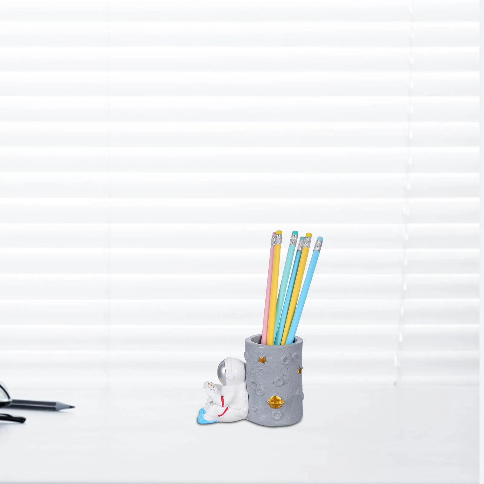 

Astronaut Pen Holder Resin Crafts Creative Desktop Decoration Organizer for Pens Makeup Brushes and Sundries Pen Holder