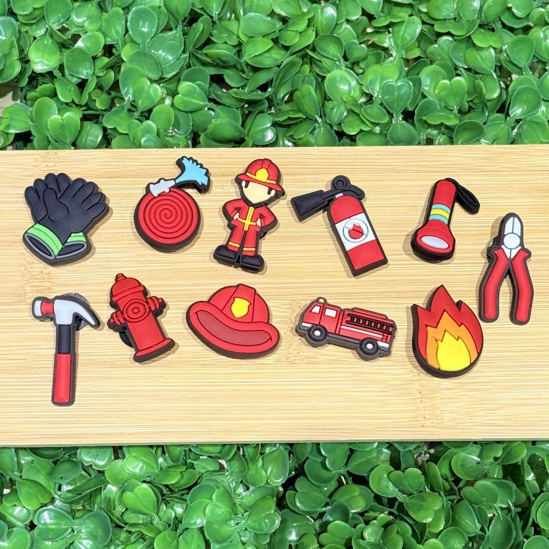 1-11PCS 만화 화재 장비 소방관 장갑 헬멧 PVC 구두 매력 DIY 구두 Aceessories 맞는 나막신 버클 장식