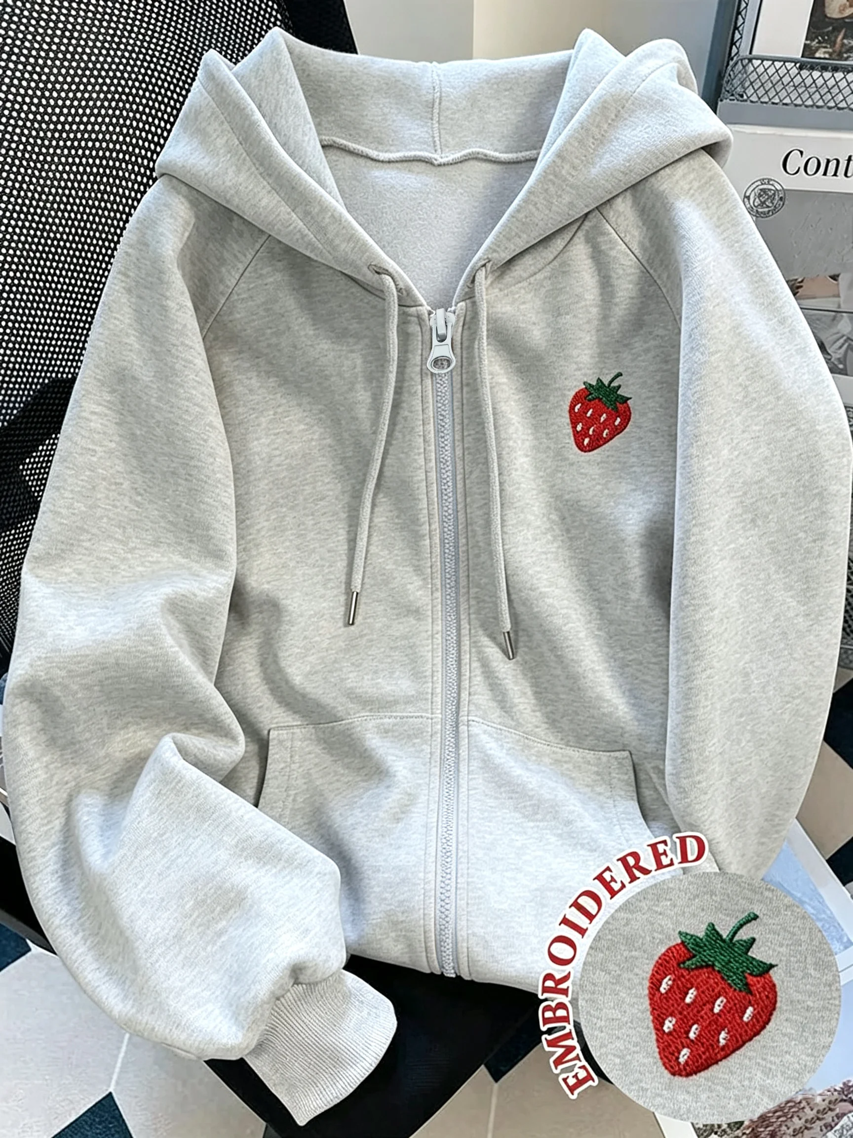 Mit Fleece gefütterter Kapuzenpullover mit Reißverschluss für Damen, lockerer, lässiger Kapuzenpullover mit Erdbeer-Stickerei, langärmlig, mit Tasche – Detail 15